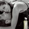 Christy Turlington et son mari Edward Burns enlacés sur la plage  dans la dernière campagne Calvin Klein