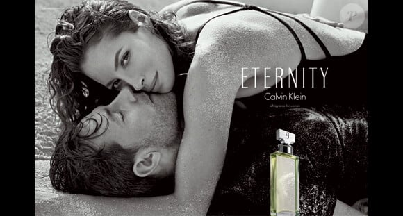 Christy Turlington et son mari Edward Burns enlacés sur la plage  dans la dernière campagne Calvin Klein