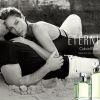 Le sublime top Christy Turlington et son mari Edward Burns enlacés sur la plage  dans la dernière campagne Calvin Klein