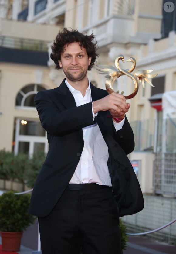 Pierre Rochefort (Swann d'or Révélation Masculine) lors de la cérémonie de clôture du Festival du film romantique de Cabourg, le 14 juin 2014.