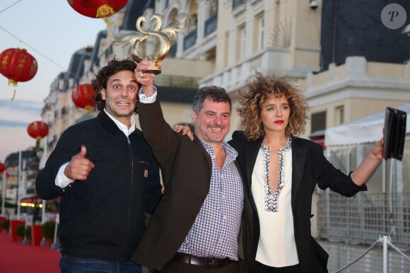 Pierre Salvadori (Swann d'or Meilleur réalisateur) entre Pio Marmaï et Valeria Golino lors de la cérémonie de clôture du Festival du film romantique de Cabourg, le 14 juin 2014.