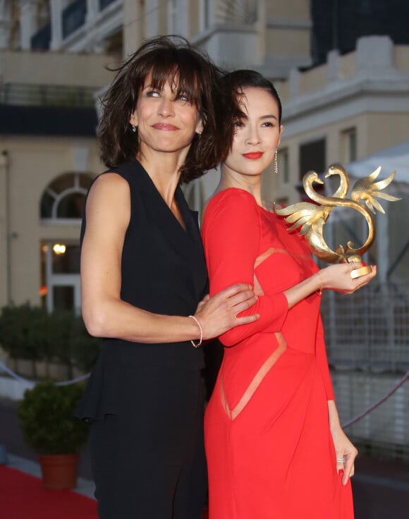 Sophie Marceau et Zhang Ziyi (Swann d'or Coup De Coeur) lors de la cérémonie de clôture du Festival du film romantique de Cabourg, le 14 juin 2014.