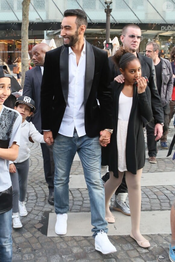 Exclusif - La Fouine (Laouni Mouhid), entouré de sa fille Fatima (à droite) et de sa nièce, arrive à l'avant-première de son film "A toute épreuve" lors du 3e Champs-Elysées film Festival à Paris, le 13 juin 2014.