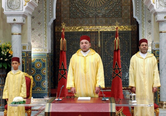 Le roi Mohammed VI du Maroc avec son fils le prince héritier Moulay El Hassan et son frère cadet le prince Moulay Rachid le 9 février 2014 à Rabat lors du 15e anniversaire de la disparition du roi Hassan II
