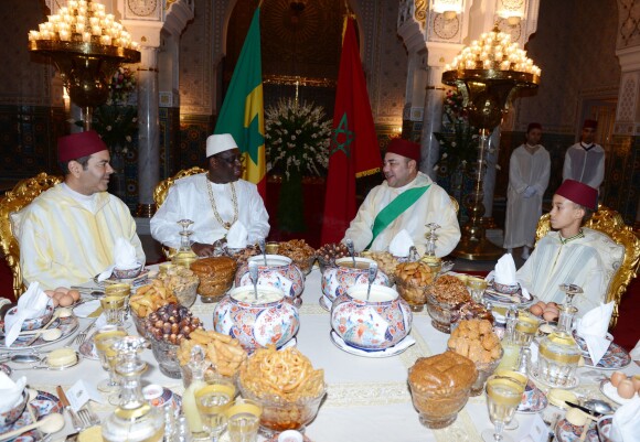 Le prince Moulay Rachid, le roi Mohammed VI et le prince héritier Moulay El Hassan avec le président sénégalais Macki Sall lors d'un iftar au palais à Rabat le 25 juillet 2013