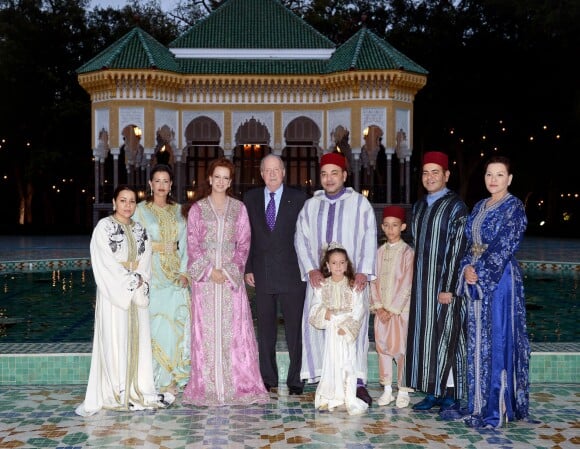 Les princesses Lalla Asma, Lalla Meryem, Lalla Salma, le roi Juan Carlos Ier d'Espagne, le roi Mohammed VI du Maroc, la princesse Khadija et le prince héritier Moulay El Hassan, le prince Moulay Rachid et la princesse Lalla Hasna lors d'un iftar au palais à Rabat le 15 juillet 2013