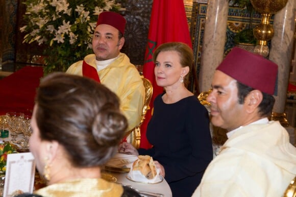A la gauche de Valérie Trierweiler, lors d'un dîner d'Etat au palais royal à Rabat le 3 avril 2013, le prince Moulay Rachid, frère cadet du roi Mohammed VI du Maroc.