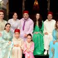  Lalla Salma, Lalla Asma, Lalla Hasna, le roi Mohammed VI et ses enfants Moulay El Hassan et Lalla Khadija, Oum Keltoum Boufares et le prince Moulay Rachid, Lalla Meryem : cérémonie de conclusion de l'acte de mariage du prince Moulay Rachid du Maroc, le 15 juin 2014 à Rabat. 