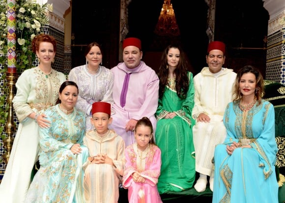 Lalla Salma, Lalla Asma, Lalla Hasna, le roi Mohammed VI et ses enfants Moulay El Hassan et Lalla Khadija, Oum Keltoum Boufares et le prince Moulay Rachid, Lalla Meryem : cérémonie de conclusion de l'acte de mariage du prince Moulay Rachid du Maroc, le 15 juin 2014 à Rabat.