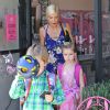 Tori Spelling et ses enfants Liam et Stella passent la journée au Spa à Encino, le 8 juin 2014.