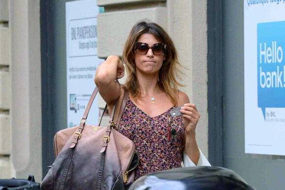 Elisabetta Canalis dans les rues de Milan, le 15 juin 2014, après avoir confié qu'elle avait fait une fausse couche.