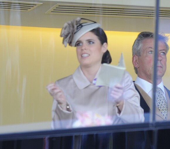 La princesse Eugenie d'York y croit, observant les courses depuis une loge, au premier jour du Royal Ascot, le 17 juin 2014