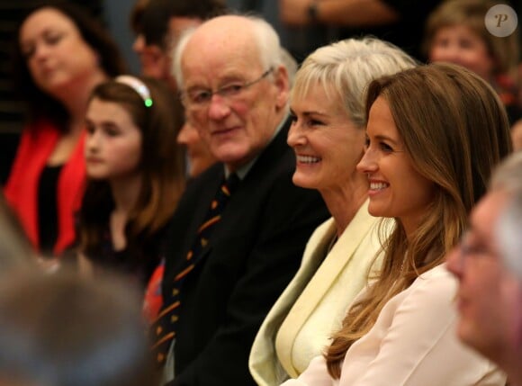 Kim Sears, entourée de la maman d'Andy Murray, Judy et du grand-père d'Andy, Roy Erskine, lors d'un événement à l'école primaire de Dunblane, l'ancienne école d'Andy le 23 avril 2014