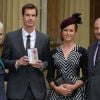 Andy Murray entouré de ses parents Judy et Will et de sa compagne Kim Sears à Buckingham Palace, à Londres le 17 octobre 2013