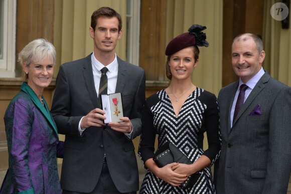 Andy Murray entouré de ses parents Judy et Will et de sa compagne Kim Sears à Buckingham Palace, à Londres le 17 octobre 2013