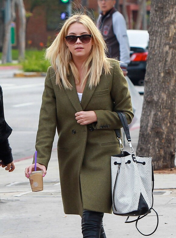 Ashley Benson sort d'un déjeuner en compagnie d' une amie à Beverly Hills Los Angeles, le 04 avril 2014