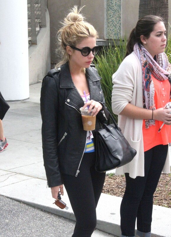 Ashley Benson est allée se chercher un café glacé chez Coffee Bean & Tea Leaf à Beverly Hills. Le 22 mars 2014