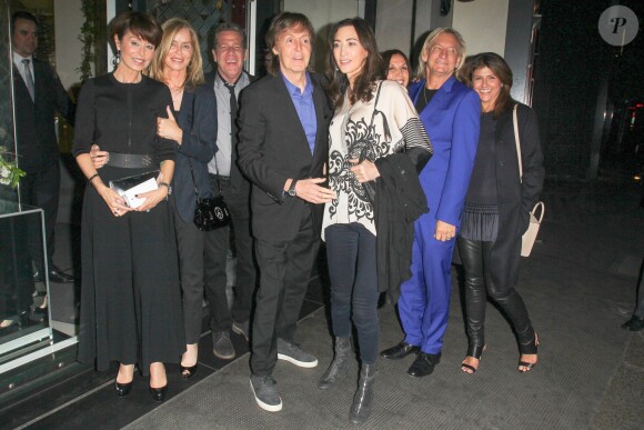 Paul McCartney célébrait son 72e anniversaire, entouré de son épouse Nancy Shevell,  Barbara Bach, Marjorie Bach, Joe Walsh et Glenn Frey du groupe Eagles et Olivia Harrison au très privée Ivy Club de Londres, le 17 juin 2014