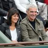 Raymond Domenech et sa compagne Estelle Denis aux Internationaux de France de tennis de Roland Garros à Paris, le 27 mai 2014