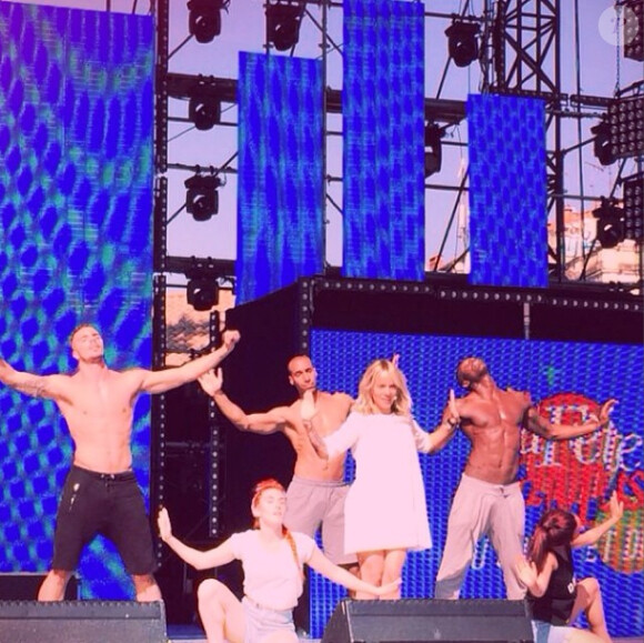 Alizée et ses danseurs à Montpellier pour la Fête de la musique 2014, le 21 juin sur France 2.