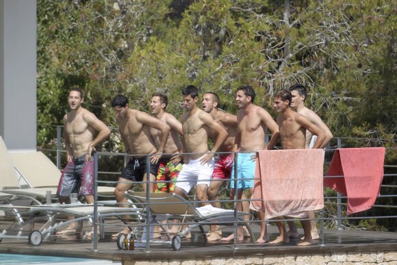 Novak Djokovic et ses amis en pleine activité cérébrale lors de son enterrement de vie de garçon à Ibiza avec ses amis, le 9 juin 2014