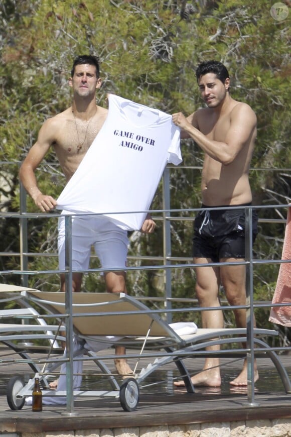 Novak Djokovic a célébré son enterrement de vie de garçon à Ibiza avec ses amis, le 9 juin 2014, amis qui lui avaient préparé un t-shirt spécial pour l'occasion