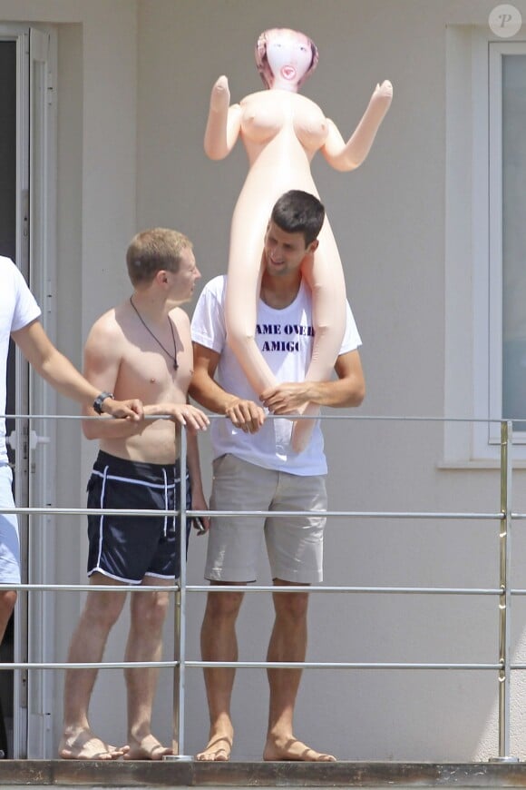 Novak Djokovic a célébré son enterrement de vie de garçon à Ibiza avec ses amis, entre poupée gnflable, piscine et blagues potaches, le 9 juin 2014