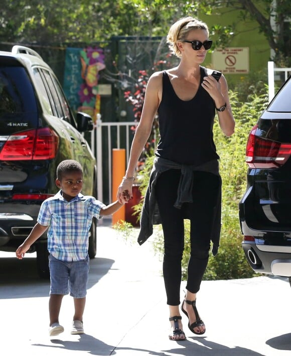 Exclusif - Charlize Theron et son fils Jackson se promènent à Hollywood, le 3 juin 2014.