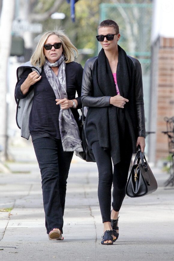 Charlize Theron  et Gerda à Beverly Hills le 22 décembre 2012.