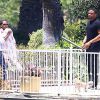 Exclusif - Kerry Washington, son mari Nnamdi Asomugha et leur fille Isabelle passent leur journée chez des amis pour un barbecue. Los Angeles, le 22 juin 2014.