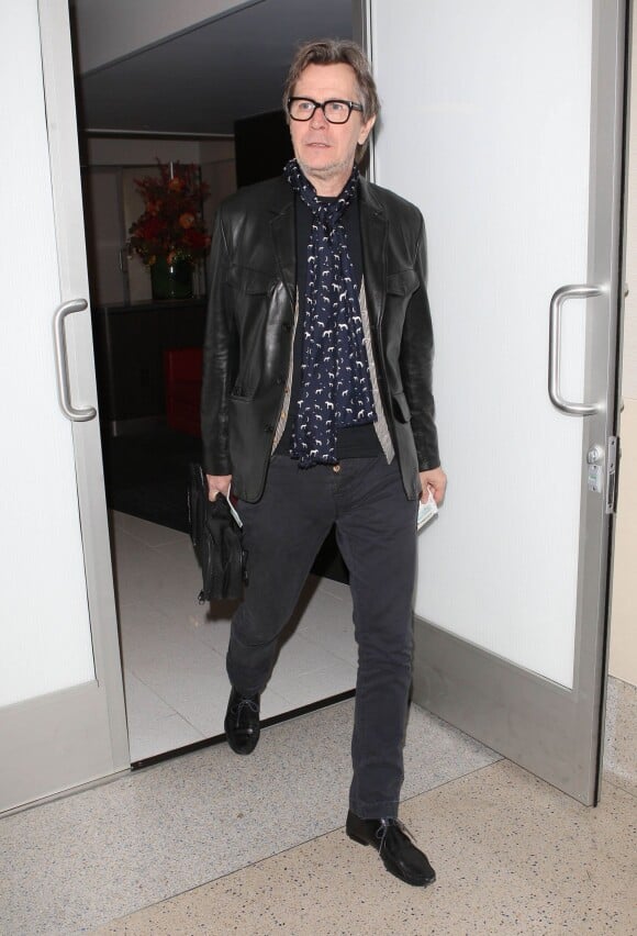 Gary Oldman prend l'avion à Los Angeles le 7 novembre 2012.