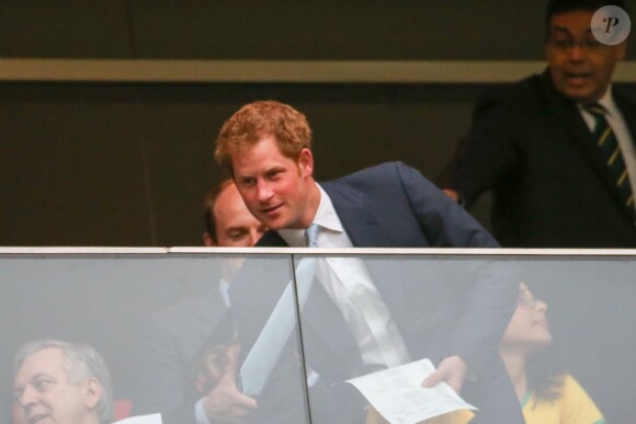 Le prince Harry assiste au match de football du Brésil contre le Cameroun lors de la coupe du monde à Brasilia au Brésil le 23 juin 2014.