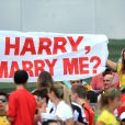  Le prince Harry reçoit une demande en mariage lors du match entre le Costa Rica et l'Angleterre, le 24 juin 2014. 
  