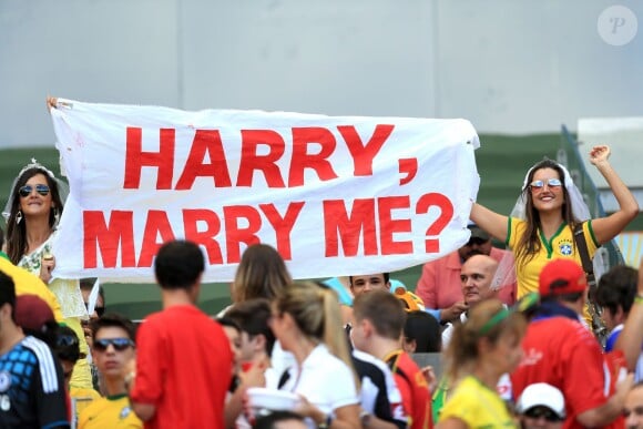 Le prince Harry reçoit une demande en mariage lors du match entre le Costa Rica et l'Angleterre, le 24 juin 2014.