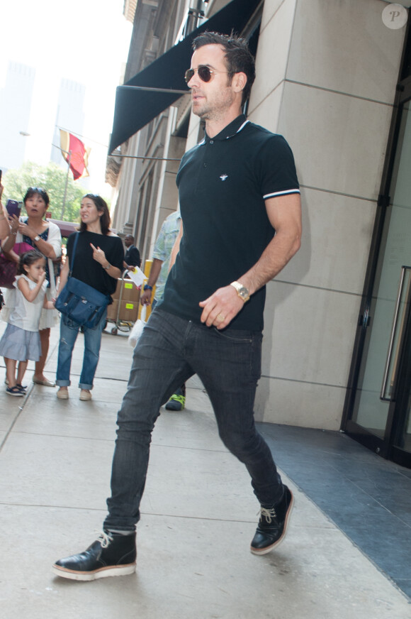 Jennifer Aniston et son fiancé Justin Theroux font du shopping à New York le 24 juin 2014.