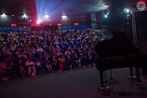 Julien Doré en concert pour Chérie FM au Futuroscope de Poitiers, le 23 juin 2014.