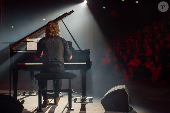 Le chanteur Julien Doré en concert pour Chérie FM au Futuroscope de Poitiers, le 23 juin 2014.