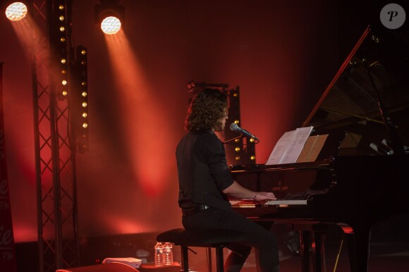 Julien Doré en concert pour Chérie FM au Futuroscope de Poitiers, le 23 juin 2014.