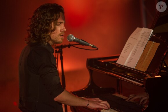 Julien Doré en concert pour Chérie FM au Futuroscope de Poitiers, le 23 juin 2014.