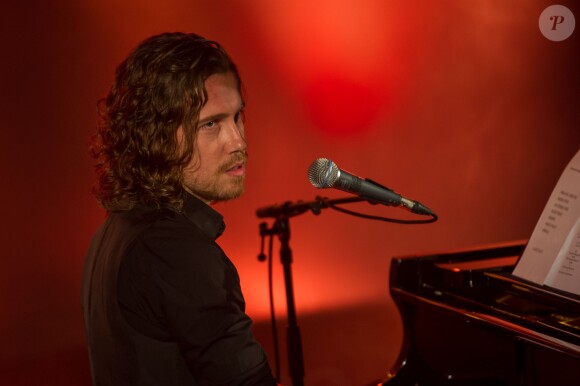 Julien Doré en concert pour Chérie FM au Futuroscope de Poitiers, le 23 juin 2014.