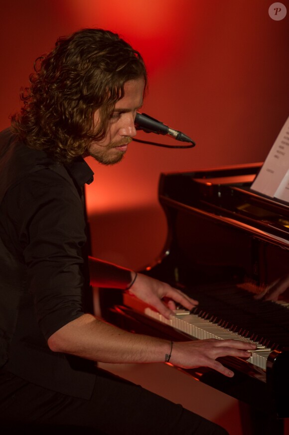 Julien Doré en concert pour Chérie FM au Futuroscope de Poitiers, le 23 juin 2014.