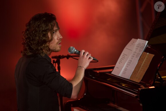 Julien Doré en concert pour Chérie FM au Futuroscope de Poitiers, le 23 juin 2014.