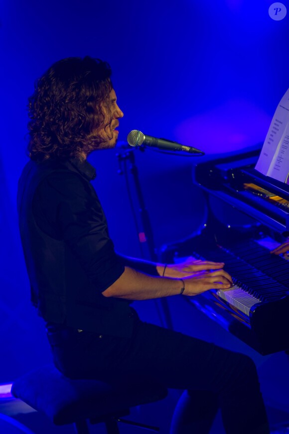 Julien Doré en concert pour Chérie FM au Futuroscope de Poitiers, le 23 juin 2014.