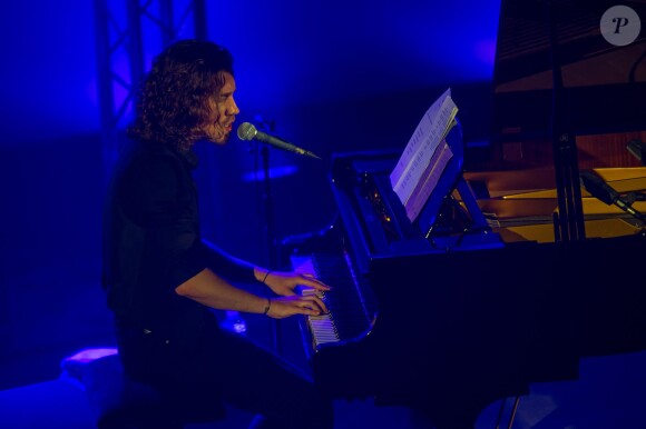 Julien Doré en concert pour Chérie FM au Futuroscope de Poitiers, le 23 juin 2014.