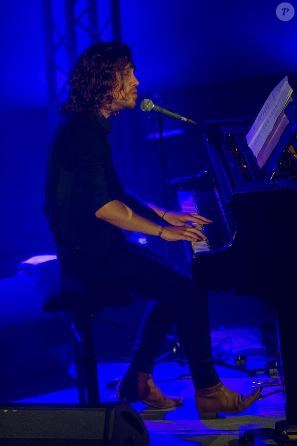 Julien Doré en concert pour Chérie FM au Futuroscope de Poitiers, le 23 juin 2014.