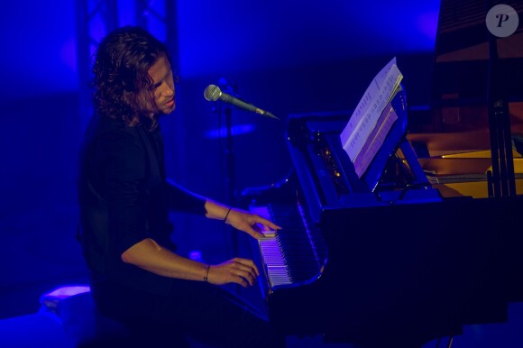 Julien Doré en concert pour Chérie FM au Futuroscope de Poitiers, le 23 juin 2014.