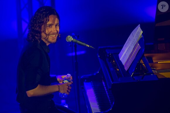 Julien Doré en concert pour Chérie FM au Futuroscope de Poitiers, le 23 juin 2014.