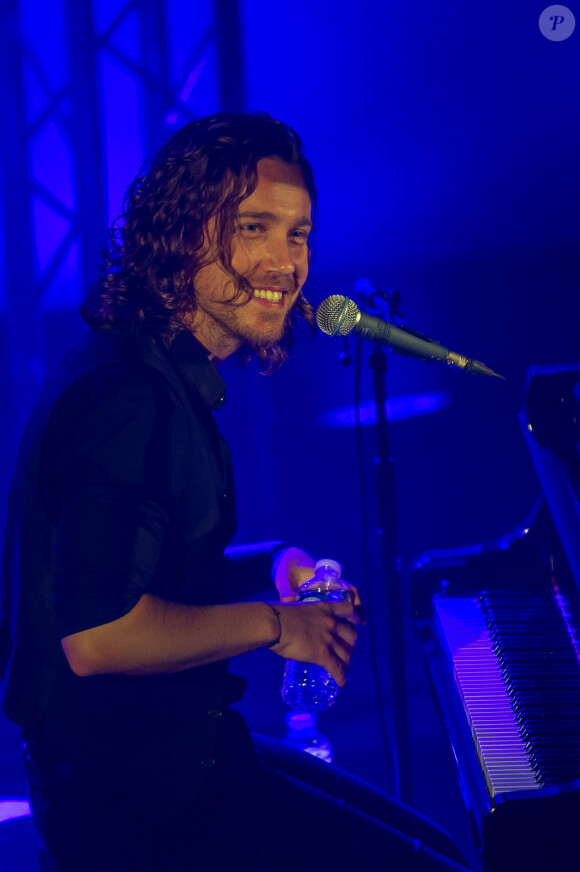 Julien Doré en concert pour Chérie FM au Futuroscope de Poitiers, le 23 juin 2014.