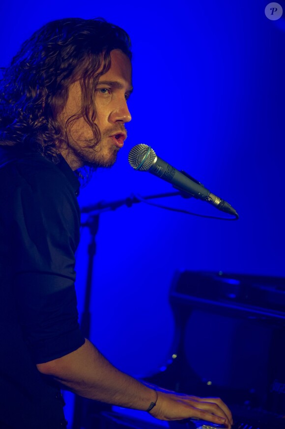 Julien Doré en concert pour Chérie FM au Futuroscope de Poitiers, le 23 juin 2014.