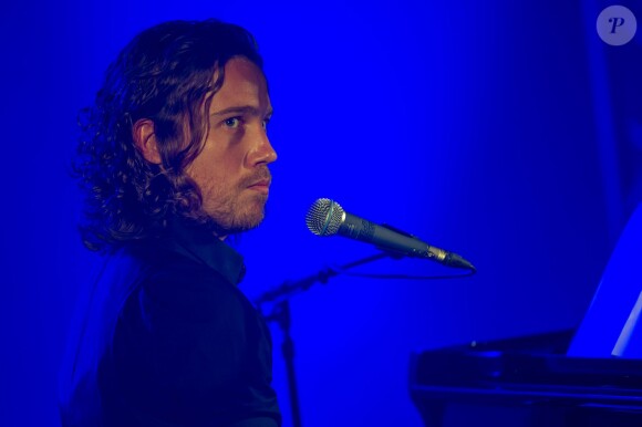 Julien Doré en concert pour Chérie FM au Futuroscope de Poitiers, le 23 juin 2014.